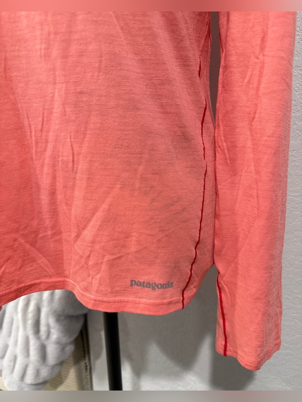 Patagonia Women’s Coral Pink Long Sleeve Lightweight Performance Shirt Medium - Picture 4 of 8